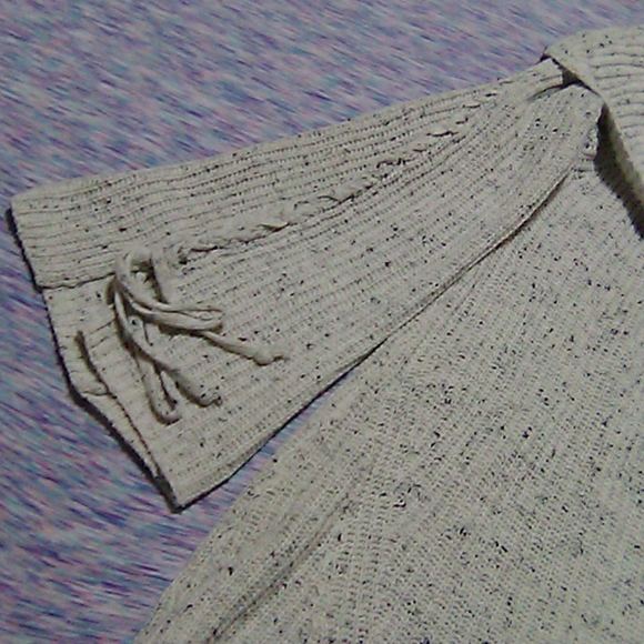 Hem and thread sweater - Picture 2 of 3